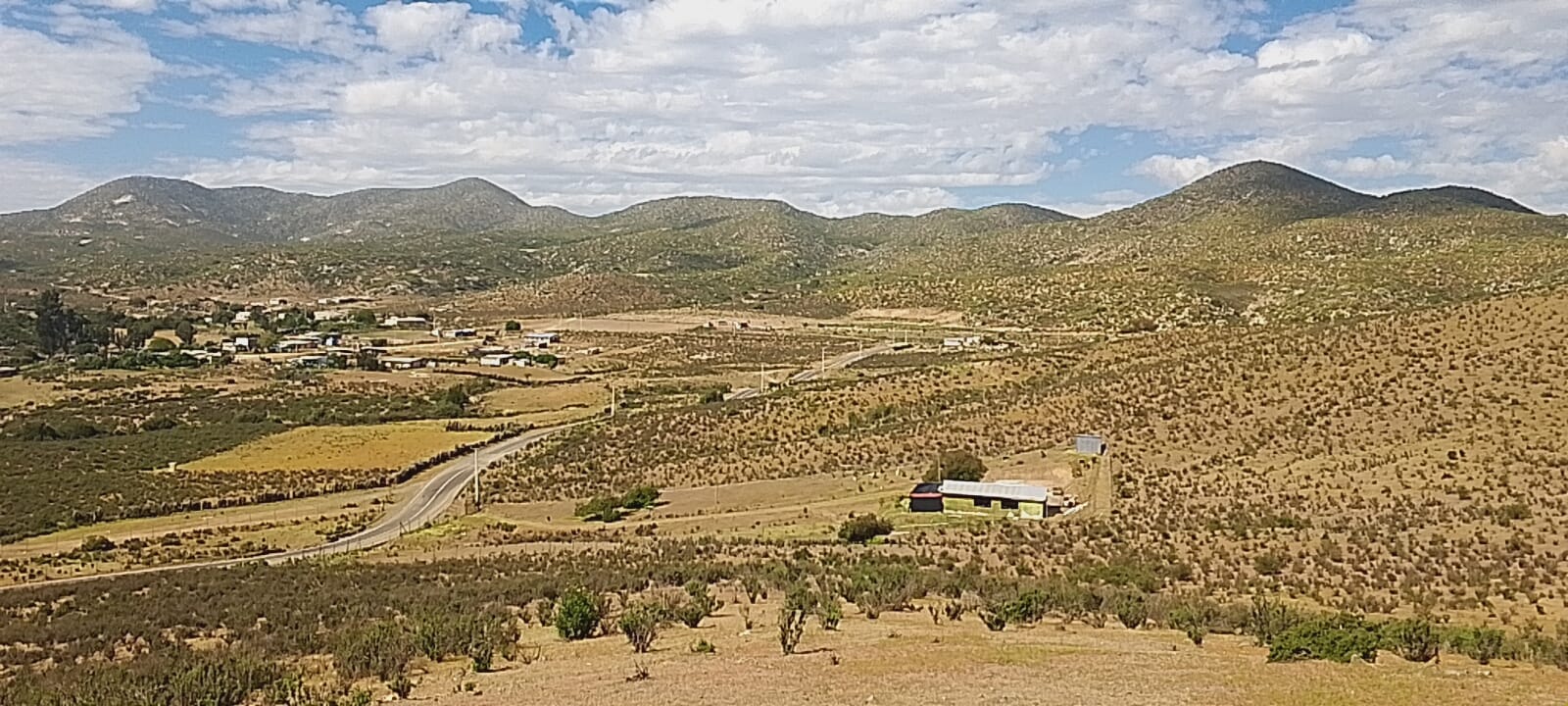 Panorámica de cerros, caminos y construcciones rurales de Cuesta El Manzano